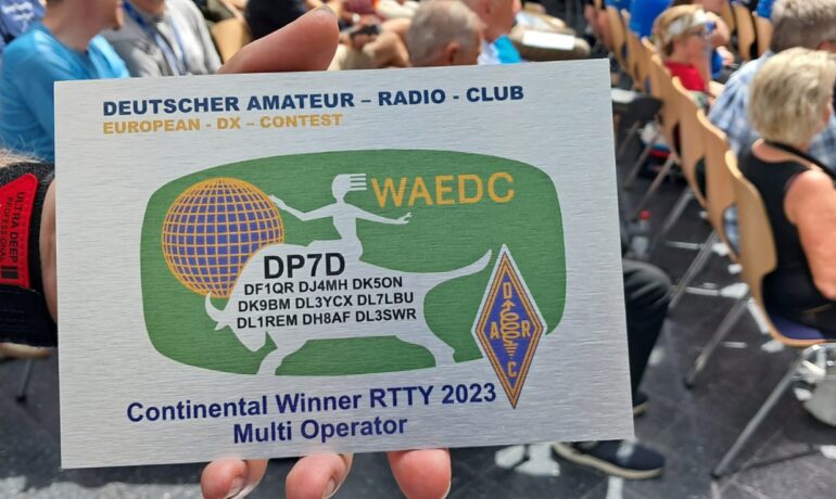 Die Siegerplakette für DP7D aus dem WAEDC 2023. Die Übergabe fand während der Hamradio 2024 in Friedrichshafen statt.