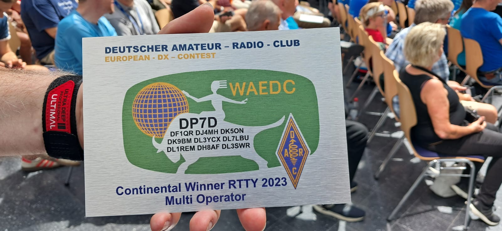 Die Siegerplakette für DP7D aus dem WAEDC 2023. Die Übergabe fand während der Hamradio 2024 in Friedrichshafen statt.